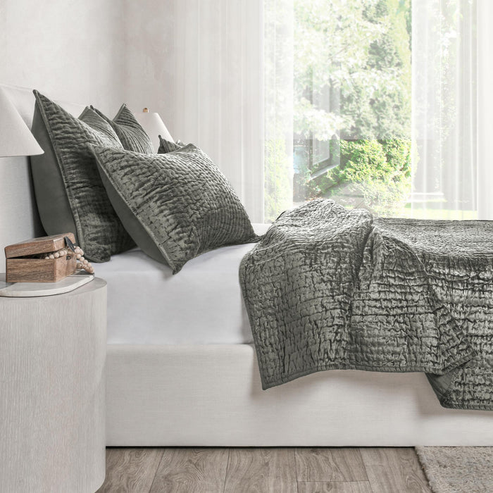 Bari - Velvet Quilt Set