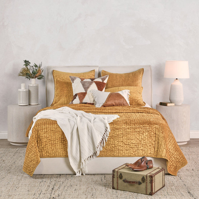 Bari - Velvet Quilt Set