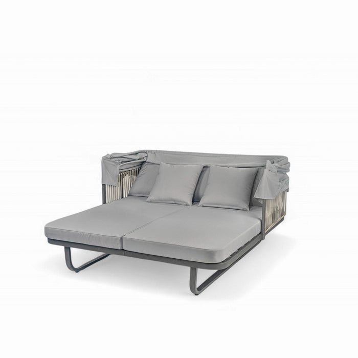 Outdoor Patio Rattan Daybed With Detachable Pillows