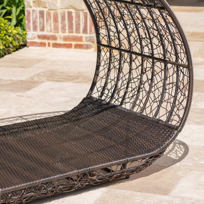Abigal - Outdoor Wicker Daybed With Cushion