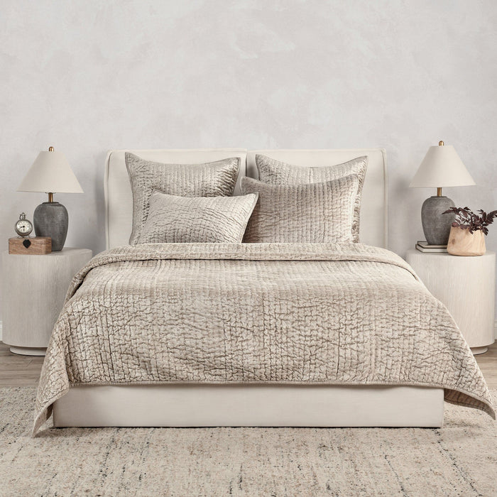 Bari - Velvet Quilt Set