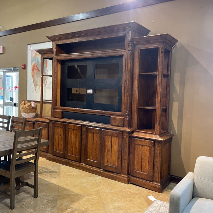 Lg Custom Ent Center