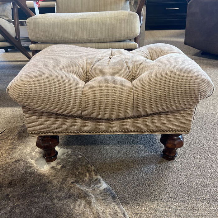 Thomasville Tufted Fabric Ottoman(KH)