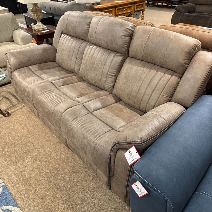 9479 Centeroak Sofa (SHH)
