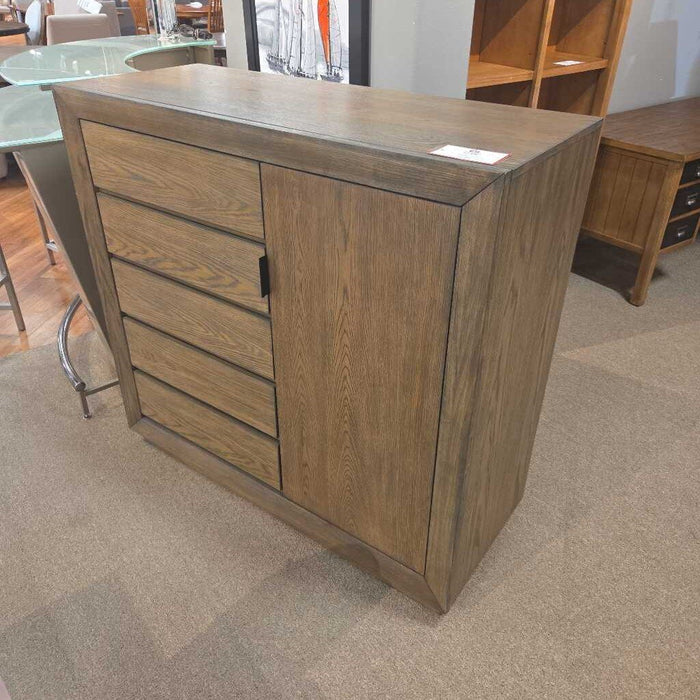Large DW Flexsteel Gentlemans Dresser (MHH)
