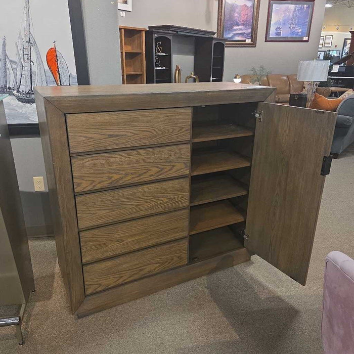 Large DW Flexsteel Gentlemans Dresser (MHH)