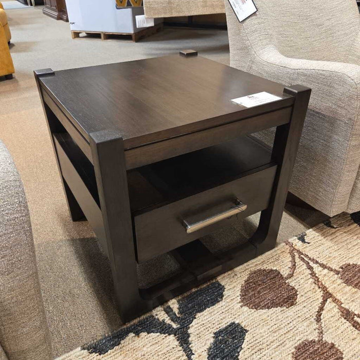 Breckington Square End Table (LMT)