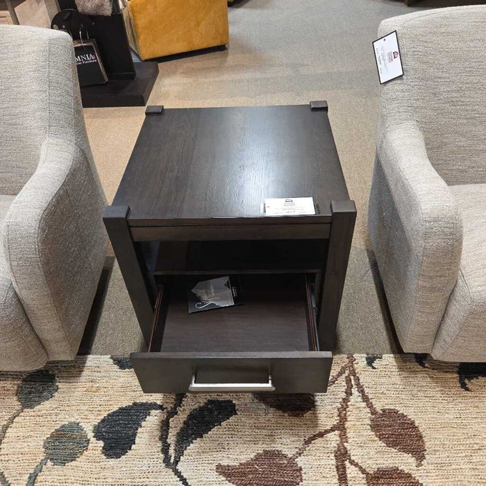 Breckington Square End Table (LMT)