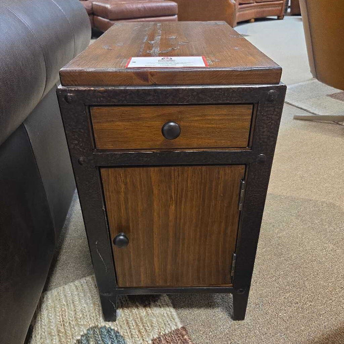 DW Rustic Chairside End Table (ASH)
