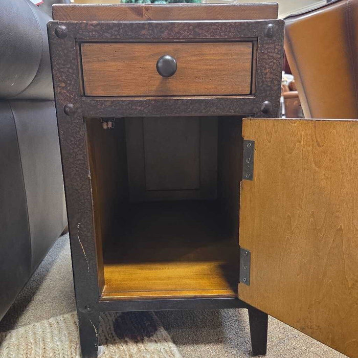 DW Rustic Chairside End Table (ASH)