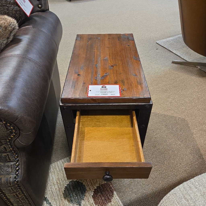 DW Rustic Chairside End Table (ASH)