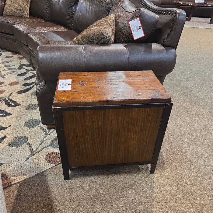 DW Rustic Chairside End Table (ASH)