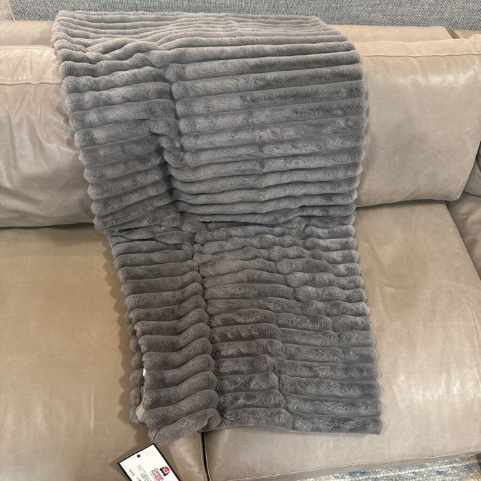 Fuzzy throw blanket (LH)