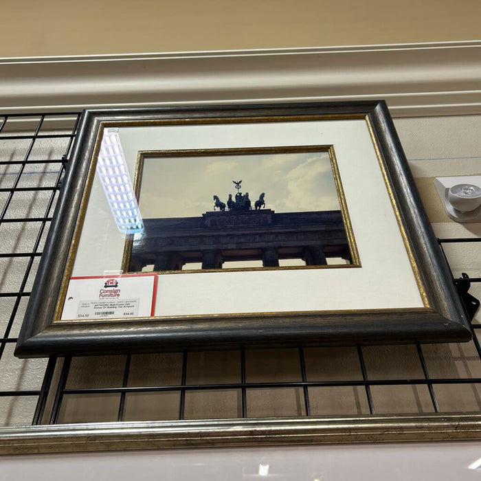 Multi-Frame DW Statue Of Building Top Artwork (LH)