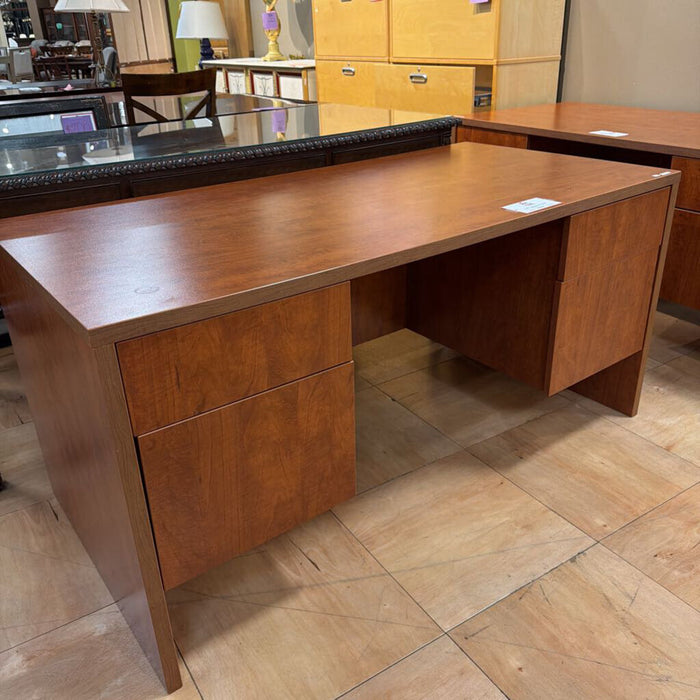 DW 4 Drawer Desk (LCK)