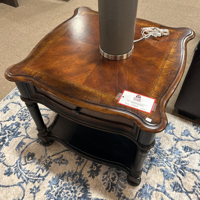 DW + Black 2 Tier End Table (BLA)