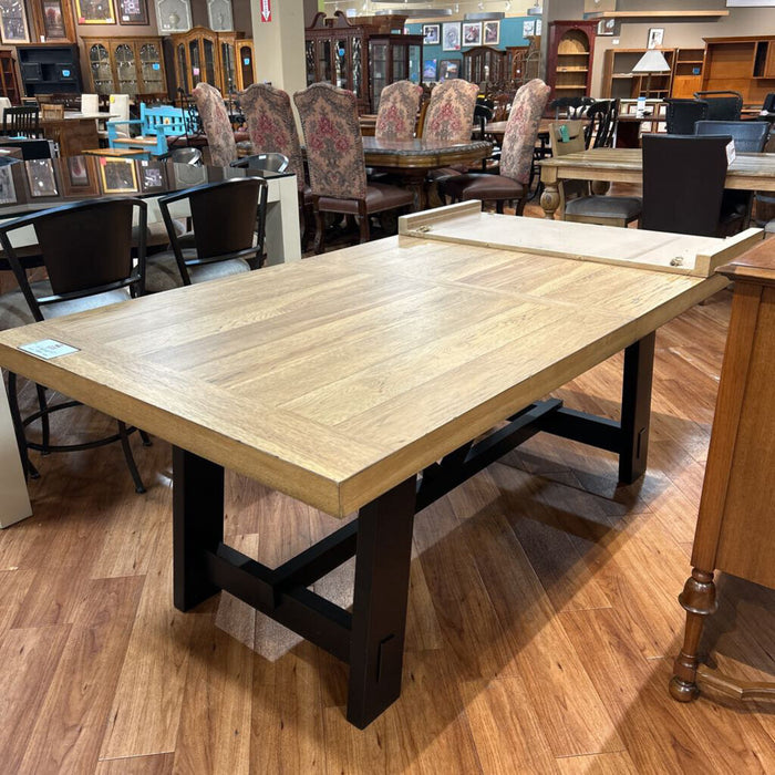 Charleston DR Table (D968-15-K) (BHHH)