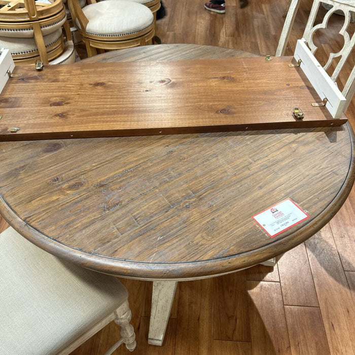 Round White Rustic DR Table w/ 2CH(ALK)