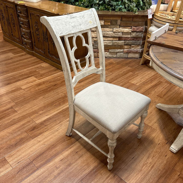 Round White Rustic DR Table w/ 2CH(ALK)