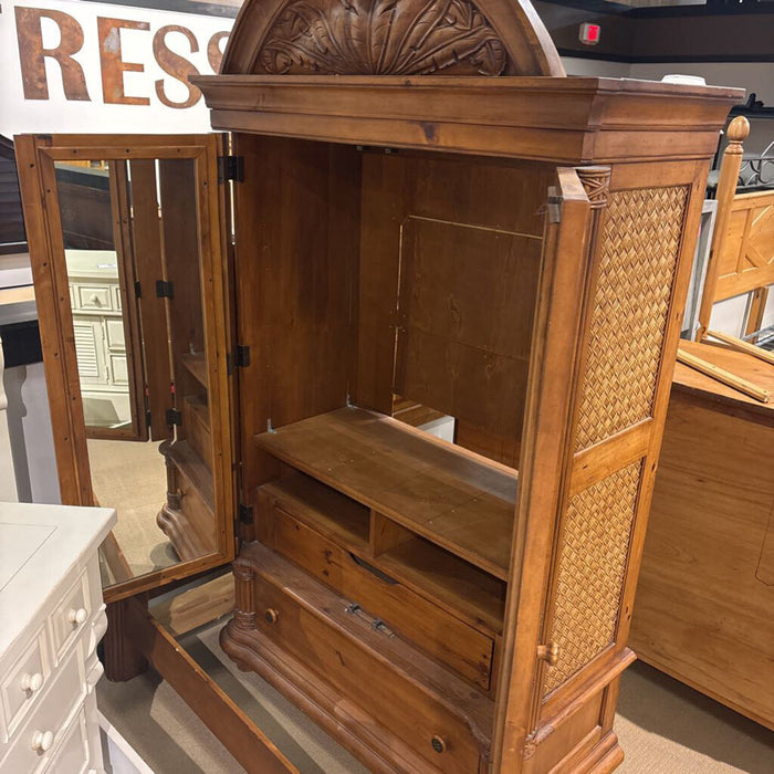 Rounded Top Oak 2-Door Armoire (ALK)