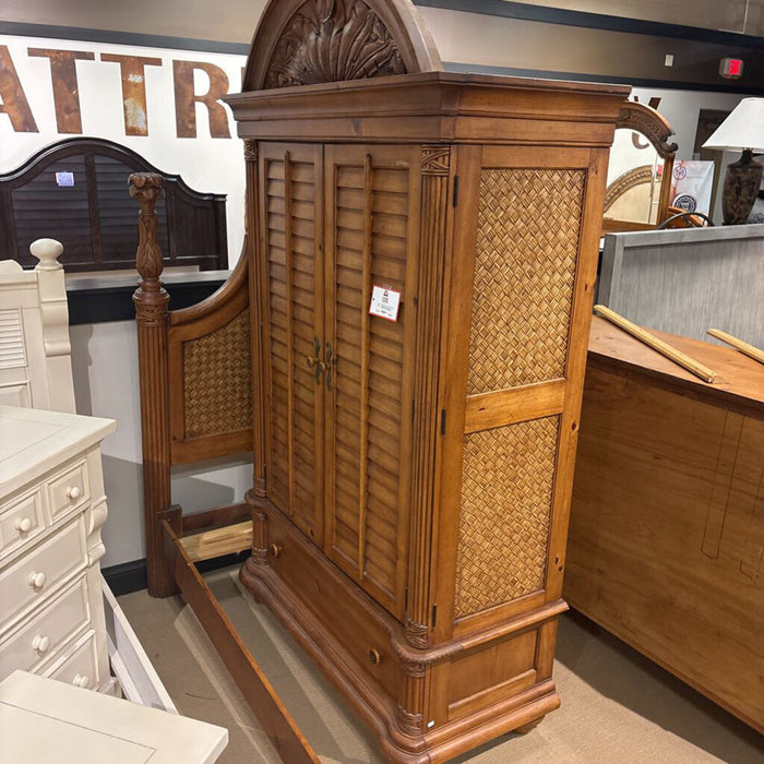 Rounded Top Oak 2-Door Armoire (ALK)