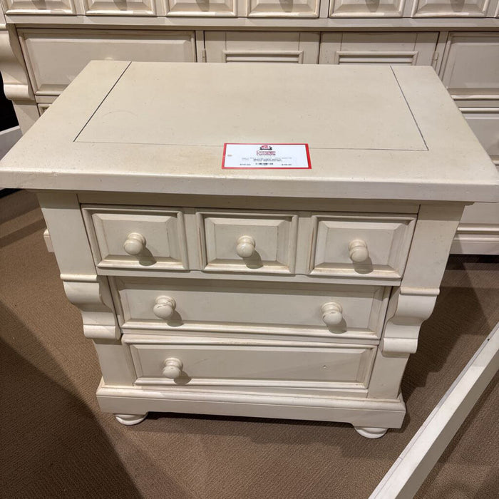 White 3-Drawer Nightstand (SK)