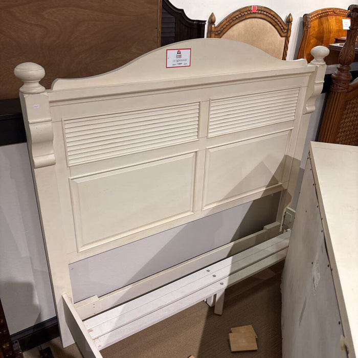 White Wood Queen Bed (CTH)