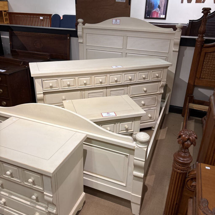 White Wood Queen Bed (CTH)