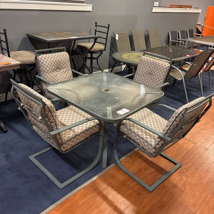 GT Grey Patio Table w/ 4CH + Umbrella(ALK)