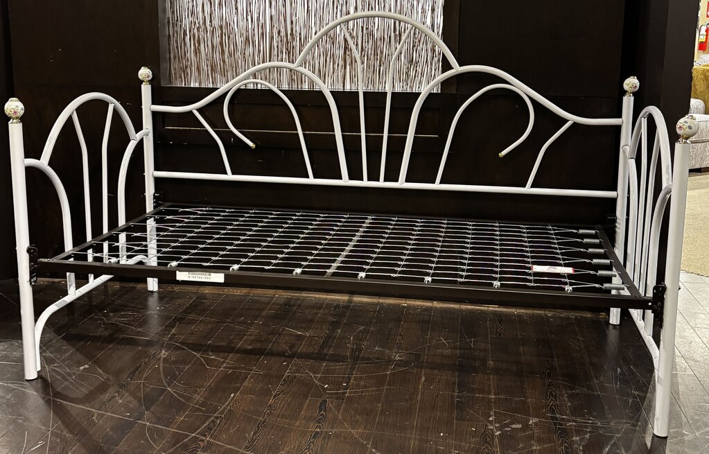 White Metal Bed (BAH)