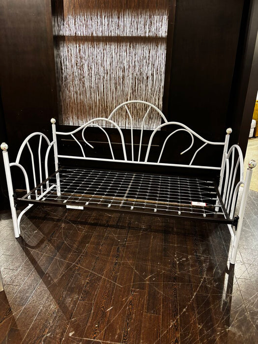 White Metal Bed (BAH)