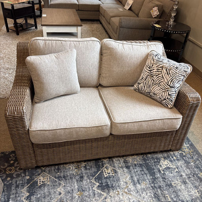 Laguna Heights Loveseat w/Cushion (BBBH)