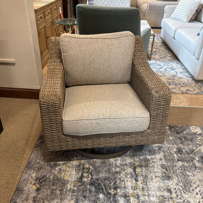 Laguna Heights Swivel Lounge Ch (IBH)