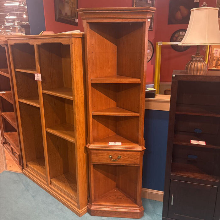 Corner Curio Shelf (BAH)