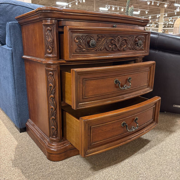 DW Wynwood Nightstand(BAH)