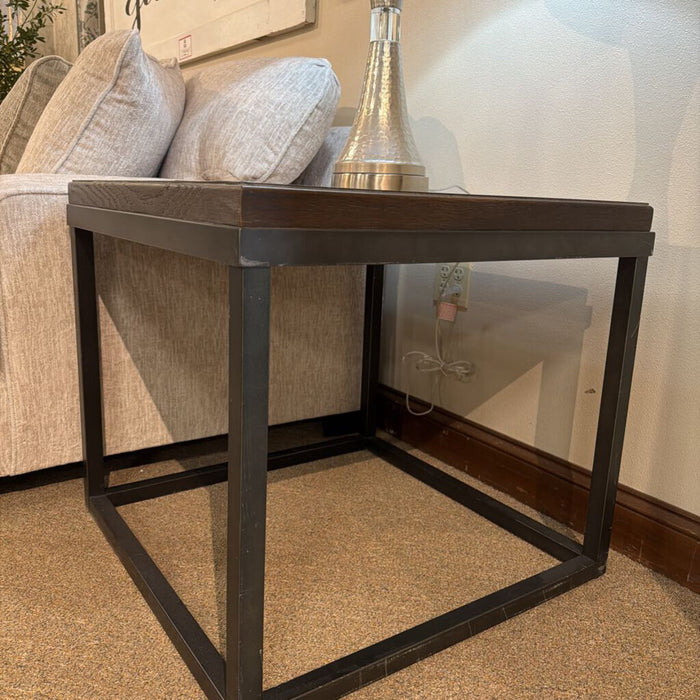 Sq Woop Top Metal Base End Table (BAH)