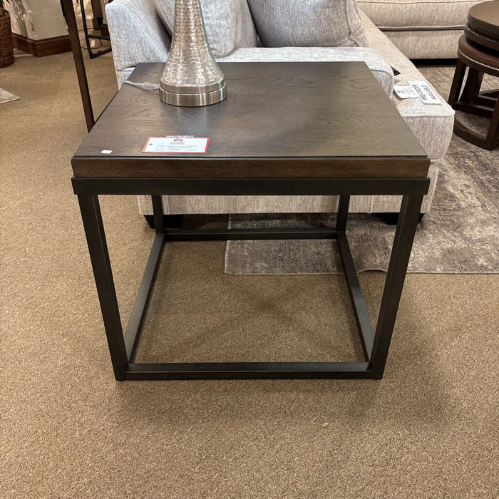 Sq Woop Top Metal Base End Table (BAH)