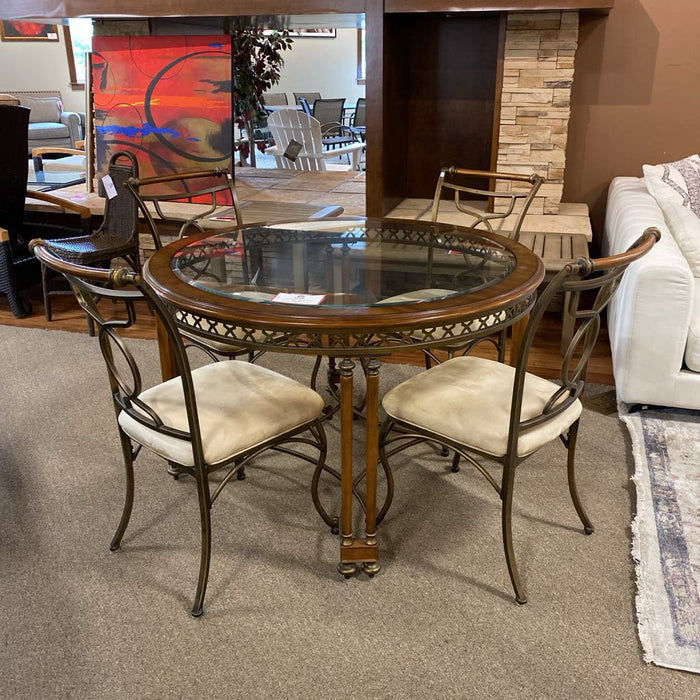 Round GT DR Table w/ 4CH's(SAK)