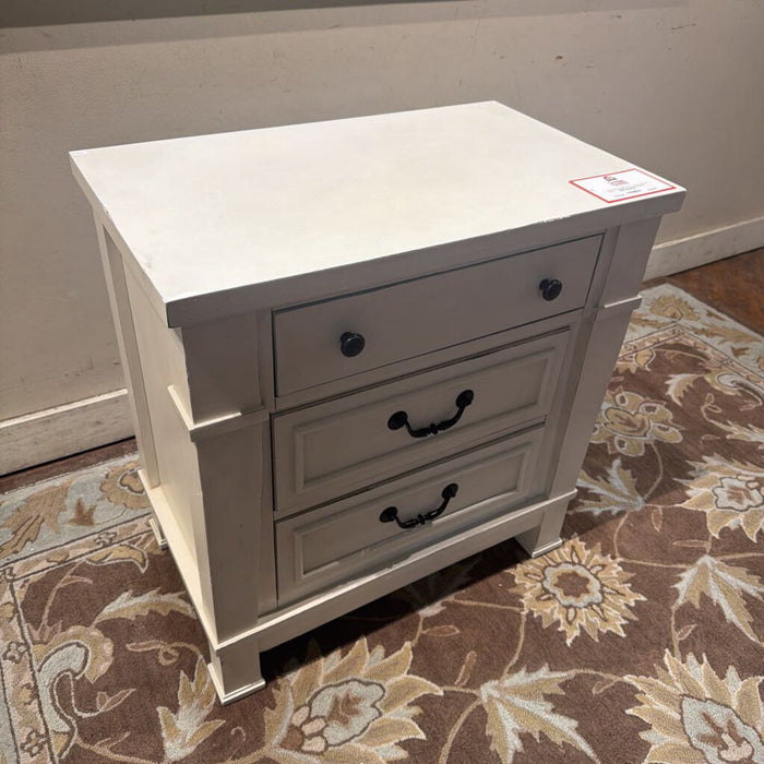 White 3-Drawer Nightstand(BAH)