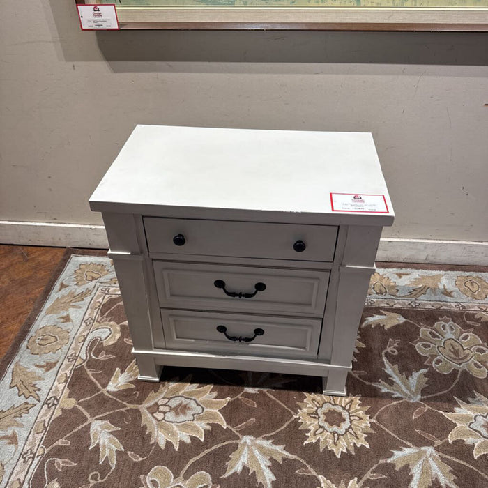 White 3-Drawer Nightstand(BAH)