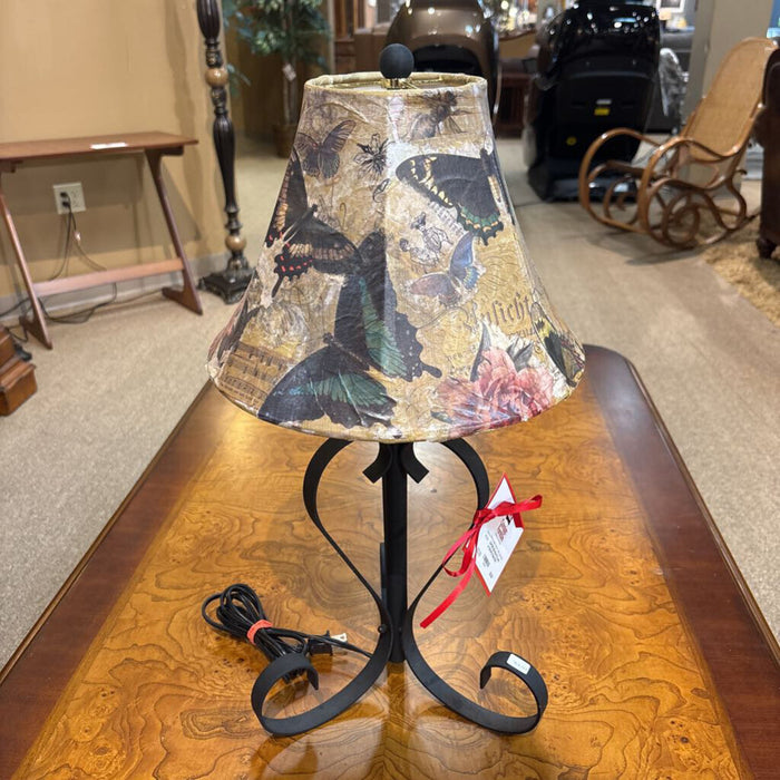 Blk Metal Tbl Lamp w/ Butterfly Shade (BA)