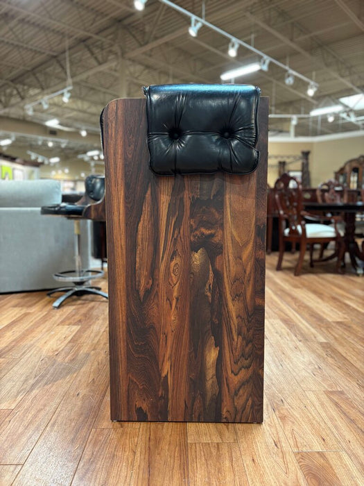 DW Bar w/ 3 Stools (SHK)