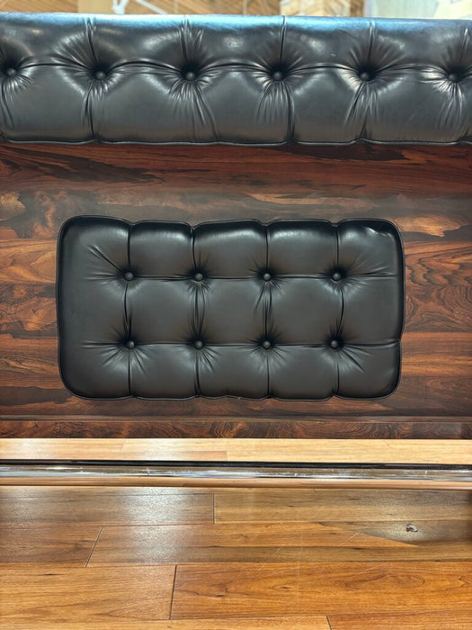 DW Bar w/ 3 Stools (SHK)