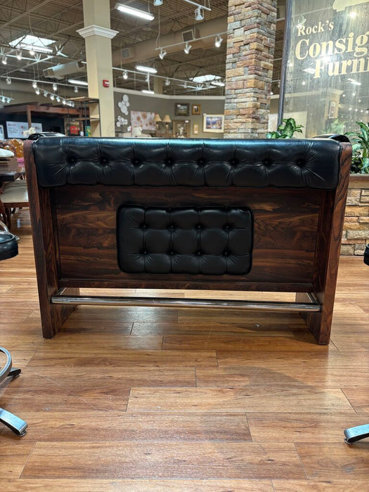 DW Bar w/ 3 Stools (SHK)