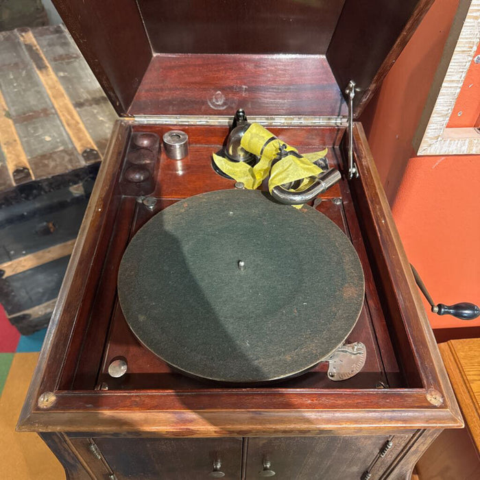 Antique Victorola Record Player (LSH)