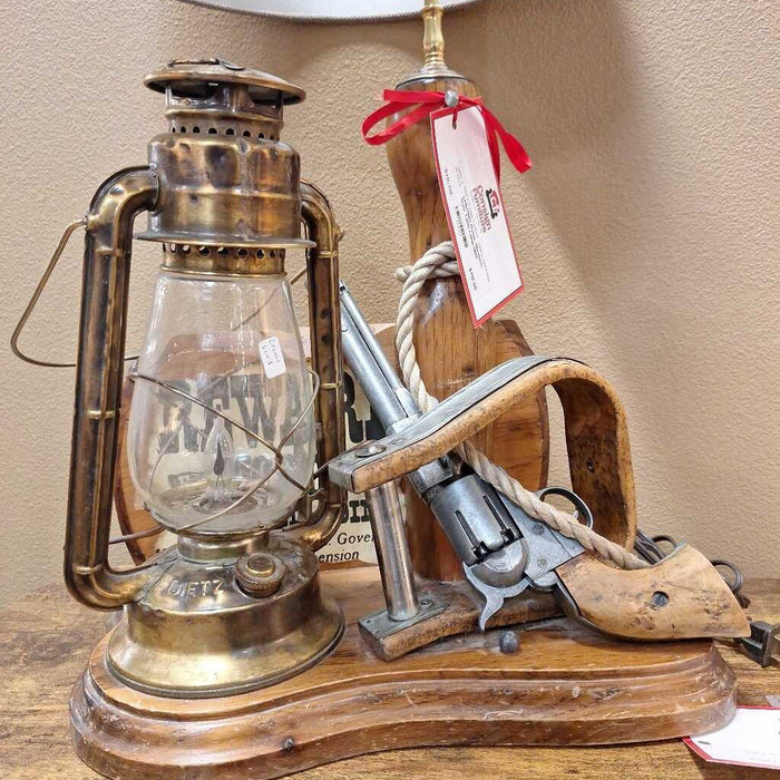 Rustic Western-Style Table Lamp (SK)