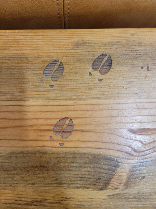 Live-Edge End Table w/ Carving(KL)