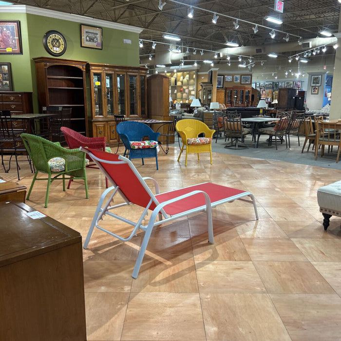 Red/White Patio Lounger(TI)