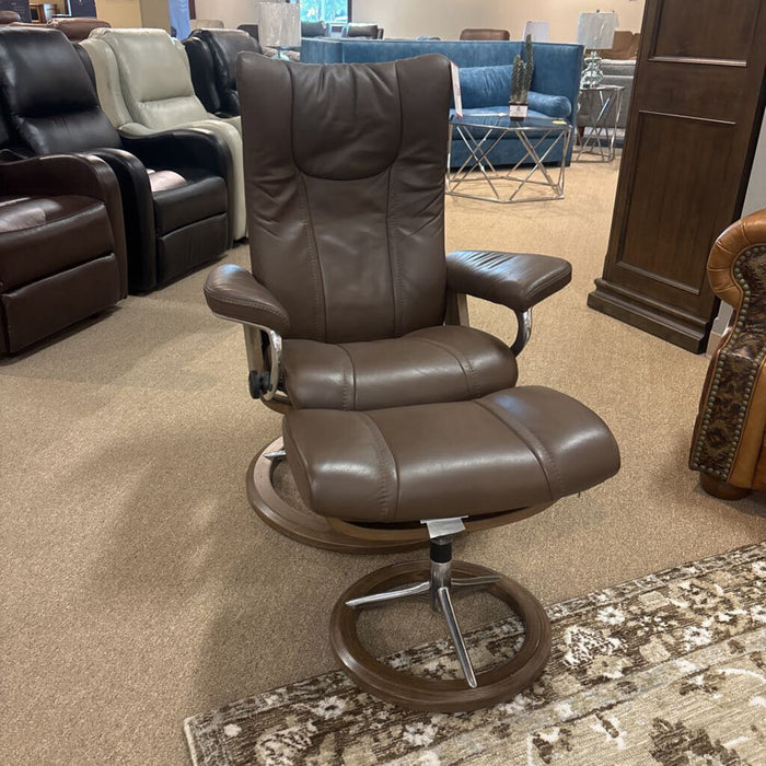 Brown Stressless Recliner+Ottoman (TIH)