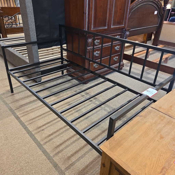 Twin Metal Trundle Bedframe(BAH)